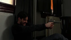 Руссо яростно стреляет в .