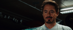 Stark viendo el regalo de Potts