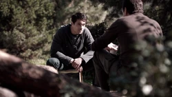 Уорд слушает историю Гарретта