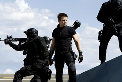 Hawkeye dirige asalto en Helicarrier