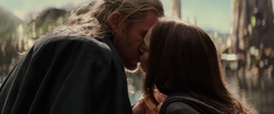 Thor y Foster se besan en Asgard