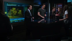  планирует проникновение в особняк 