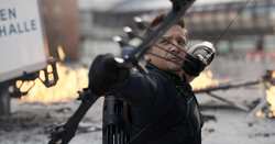 Hawkeye apunta a Tony