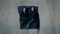 Уорд и Фитц укрываются от грузовика