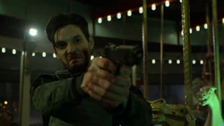 Руссо стреляет в .