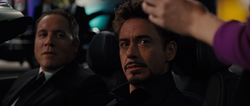 Stark y Happy en un auto