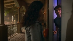 Молли разговаривает с .