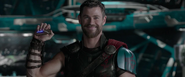 Thor activa el Disco de Obediencia que colocó en Loki.