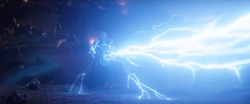 Thor lanza energía del Mjolnir y el Rompetormentas