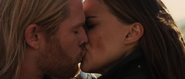 Thor comparte su primer beso con Jane Foster.