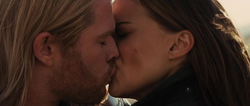 Thor y Jane beso