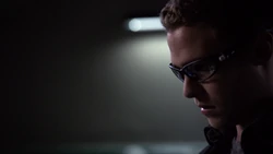 Фитц вскрывает контейнер 