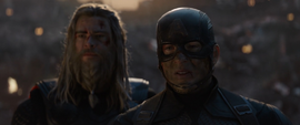 Thor y Rogers ven la muerte de Stark