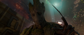 Groot crea una espina con su mano