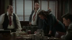 Carter traduce el mensaje.