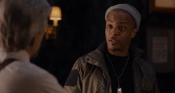 Dave discute con Pym sobre el robo fallido a su hogar.