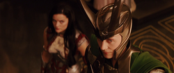 Loki y Lady Sif en la ceremonia de Thor