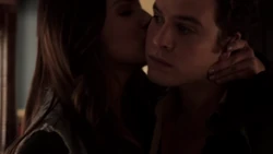  целует Фитца