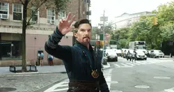 Стрэндж переносит себя и  в 