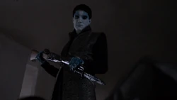 Касиус яростно ударяет ножом .