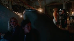 Дин и  подслушивают разговор своих  .