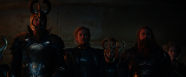 Fandral, Tyr y Volstagg en el funeral de Frigga.