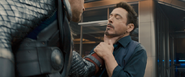 Thor enojado toma a Stark por el cuello.