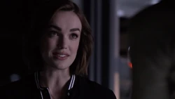 Симмонс разговаривает с 