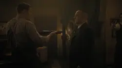 Колсон отбирает дробовик у .