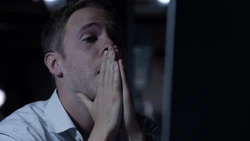 Фитц просматривает записи 