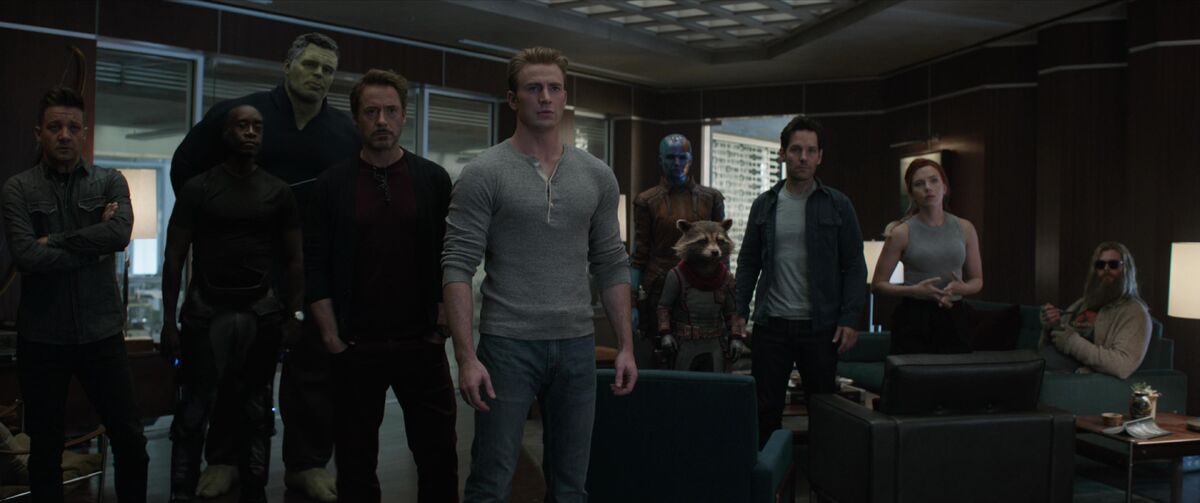 Marvel Confuses Fans, Finds Unlikely Director For 'Avengers: Kang, avengers  kang dynasty director 
