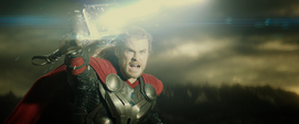 Thor intenta destruir el Éter