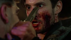 Руссо удерживает лезвие .