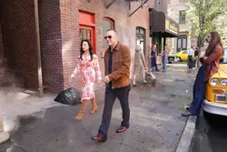 Колсон и  прогуливаются по улицам .