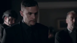 Доктор смотрит на тело 