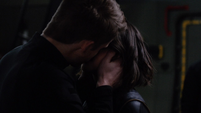 Johnson y Campbell besándose tras escapar del Castillo de HYDRA.