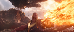 Thanos absorbe el ataque de Stark con el Guantelete