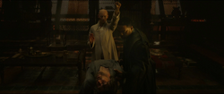 Mordo sostiene el cuerpo de Strange