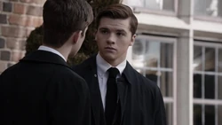 Малик разговаривает с .