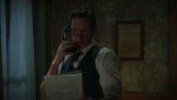 Jarvis ayudando a Carter por telefono