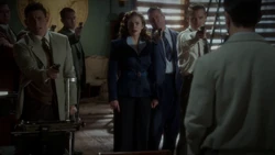 Carter y sus colegas ven a Stark entregarse.