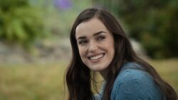 Симмонс наблюдает за  и 