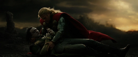 Loki finge su muerte frente a Thor.