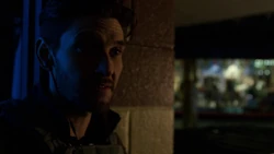 Руссо насмешливо кричит .