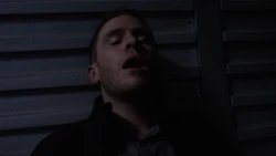 Фитц спасается от 