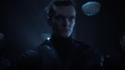 Люк прибыл в  год.