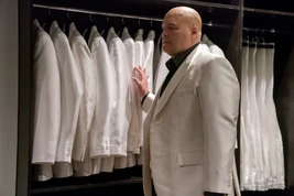 Wilson Fisk junto con sus trajes blancos - DT3