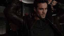 Полиция пытается арестовать Уорда