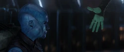 Nebula acepta la ayuda de Gamora.