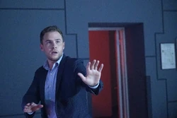 Фитц пытается остановить 